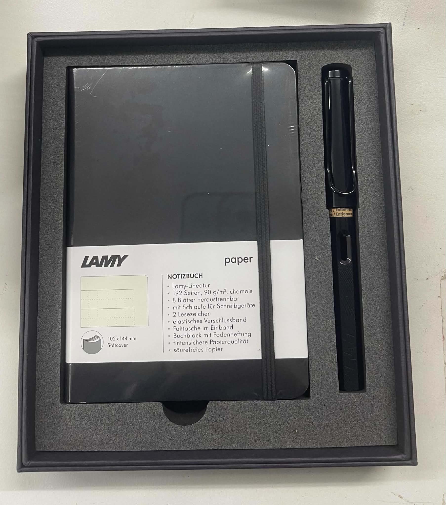 Bộ quà tặng - Lamy sổ Notebook A6 Black + bút máy Lamy Safari Meteorite (Special Edition 2026) - Black, vân nhám