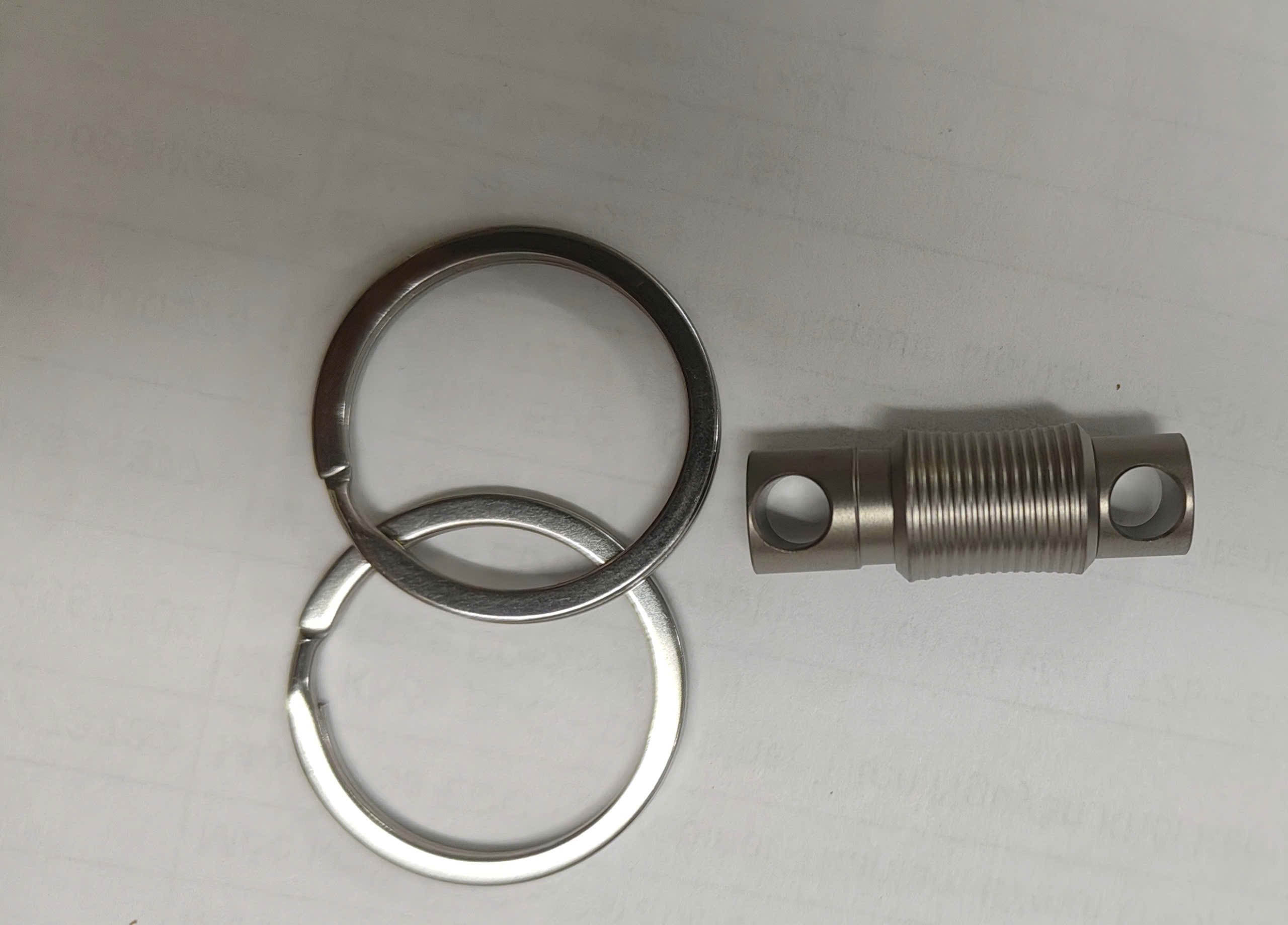 Móc khoá Titanium TX5 xoay 360°, kèm 2 ring