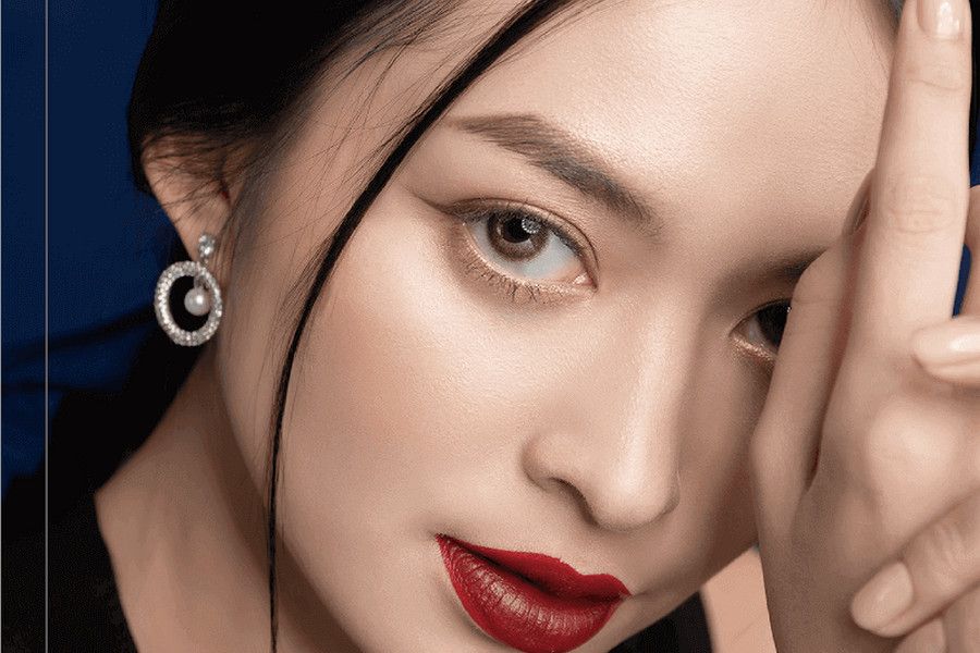 Cách đeo lens cho mắt nhỏ trở nên to tròn và nổi bật