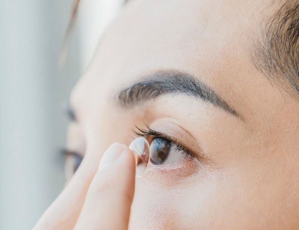 Đeo kính áp tròng bị cộm? Nguyên nhân và cách xử lý