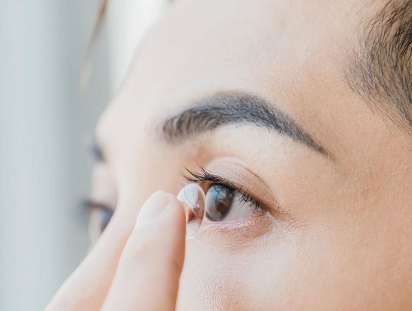 Đeo lens như thế nào là đúng cách? Hướng dẫn chi tiết và những lưu ý