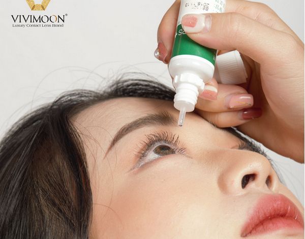 Đeo lens dùng nước nhỏ mắt gì? Một số lưu ý cần chú ý