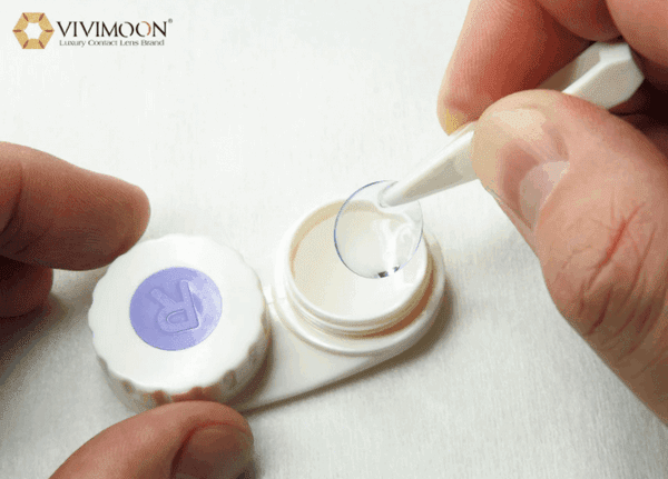 Lens đeo mắt bị khô cứng? Có nên tiếp tục sử dụng?