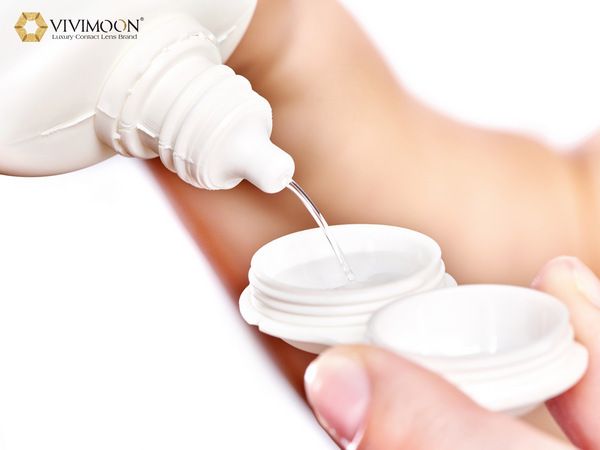 Có nên ngâm lens vào nước lọc không?