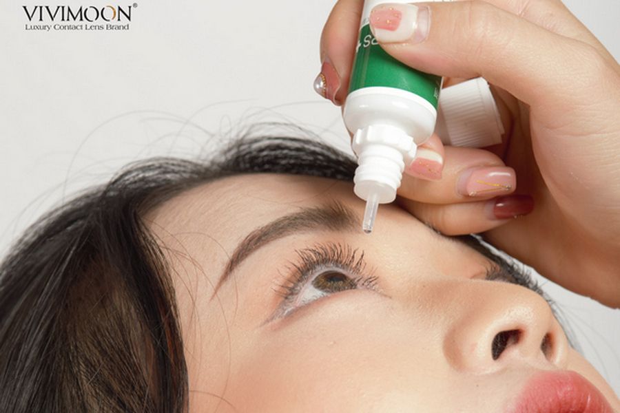 Dùng nước nhỏ mắt thông thường khi đeo lens có được không?