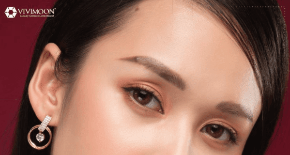 Hướng dẫn chọn lens và cách đeo lens cho người mắt nhỏ