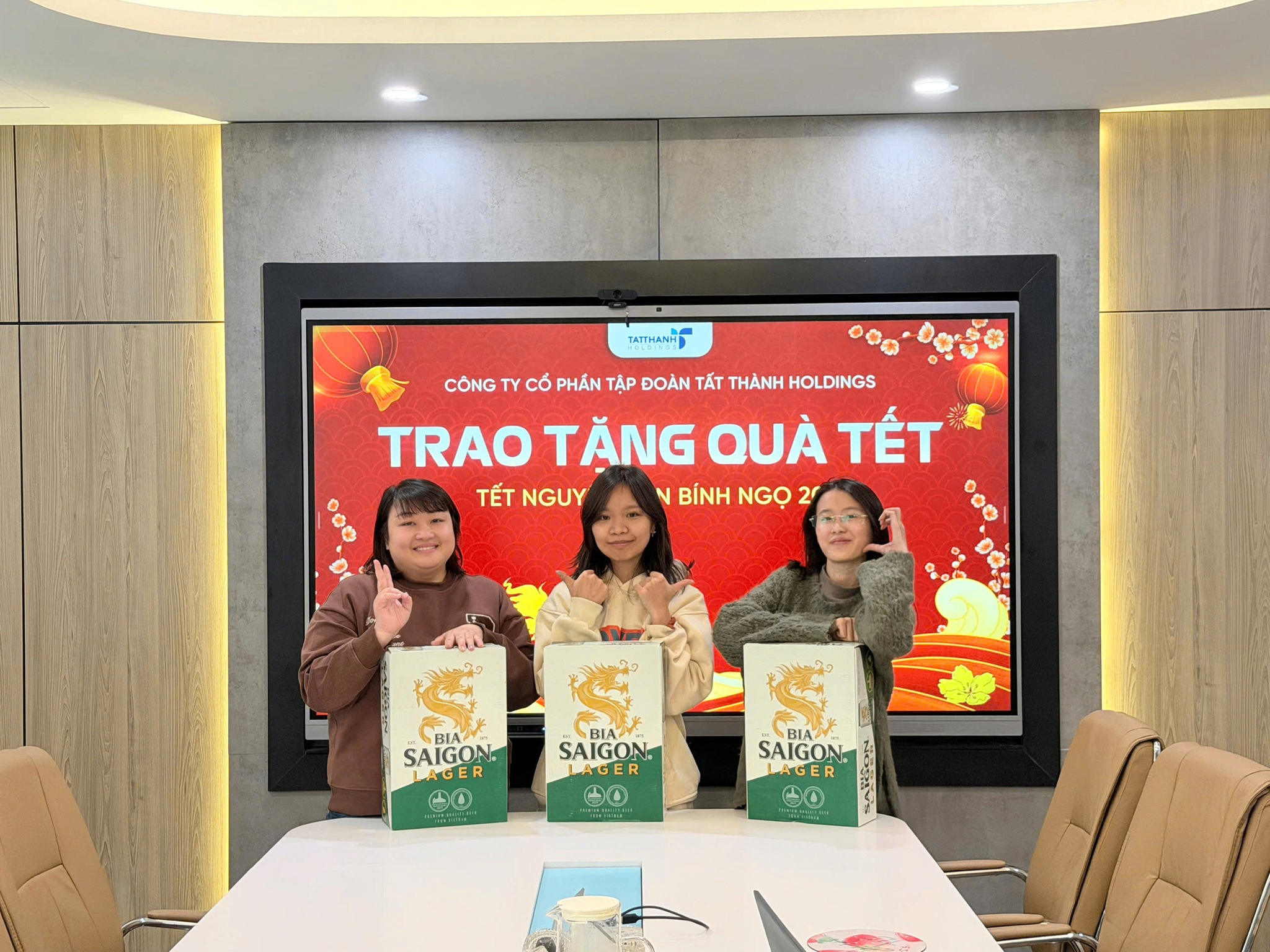 Tat-Thanh-Holdings-Trao-Qua-Tet-Nguyen-Dan-Binh-Ngo-2026-Gan-Ket-Tinh-Than-Lan-Toa-Gia-Tri-Tri-An-1.png