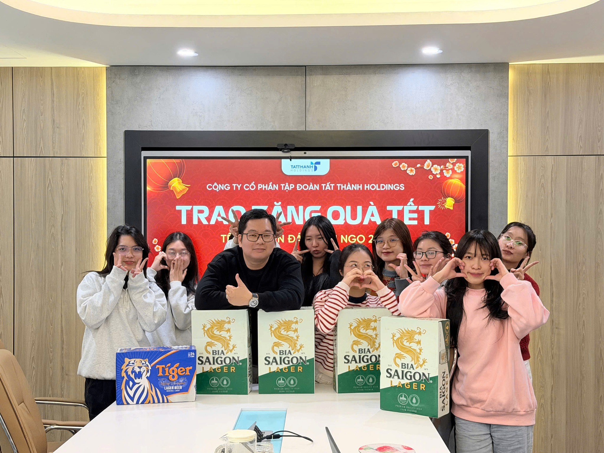 Tat-Thanh-Holdings-Trao-Qua-Tet-Nguyen-Dan-Binh-Ngo-2026-Gan-Ket-Tinh-Than-Lan-Toa-Gia-Tri-Tri-An-2.png