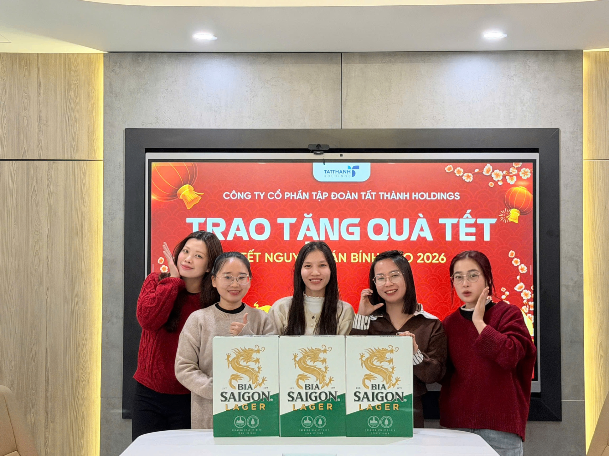 Tat-Thanh-Holdings-Trao-Qua-Tet-Nguyen-Dan-Binh-Ngo-2026-Gan-Ket-Tinh-Than-Lan-Toa-Gia-Tri-Tri-An-3.png