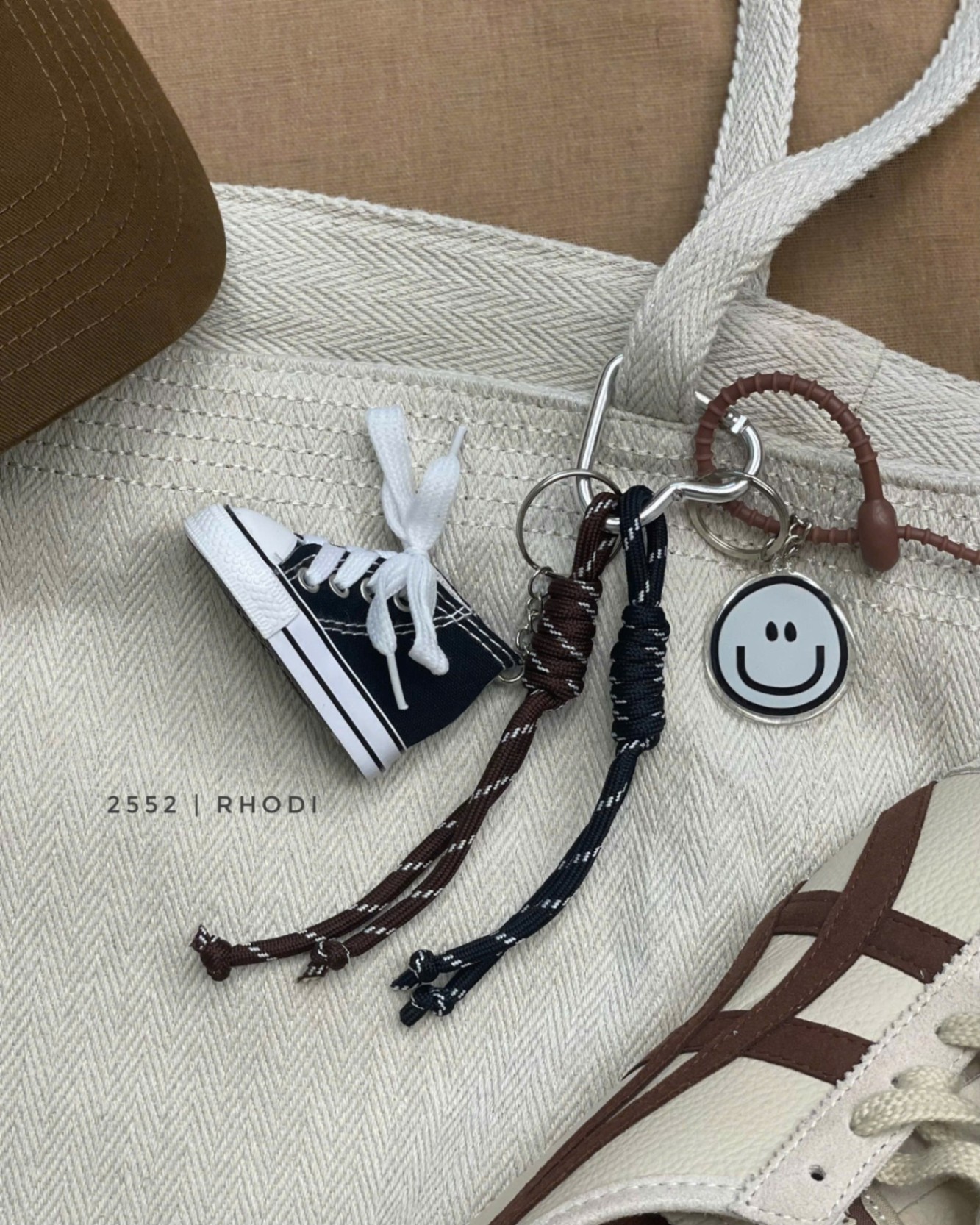 Móc keybag 2552 giày đen + 2 dây