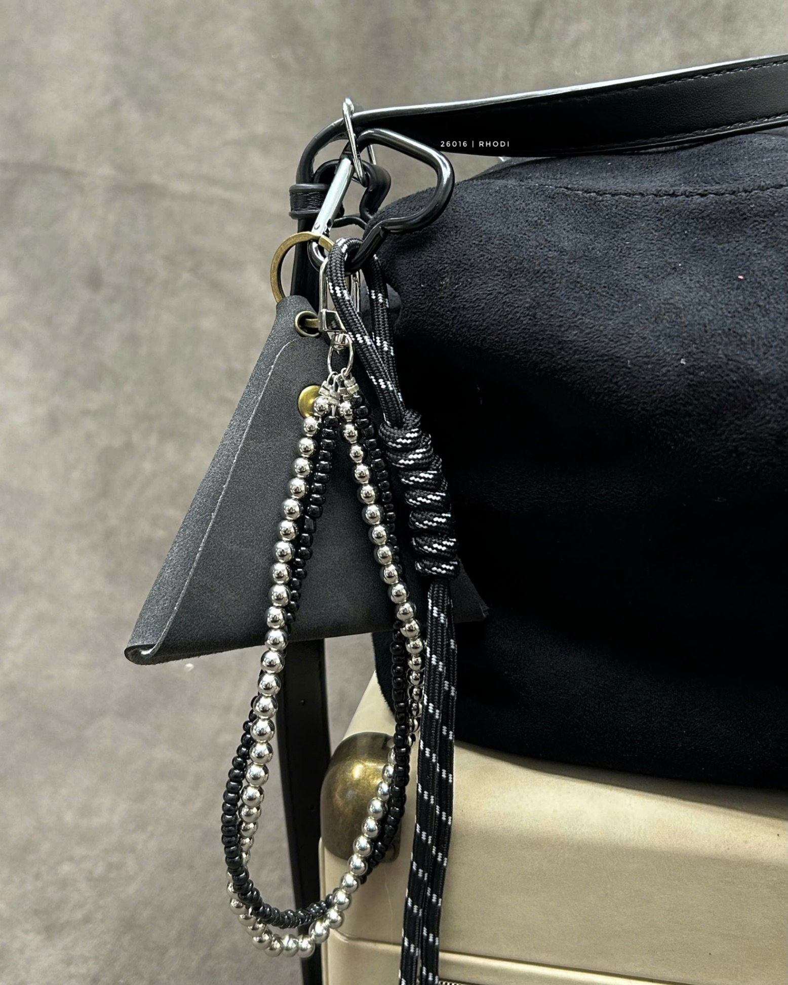 Móc keybag 26016 - túi tam giác đen