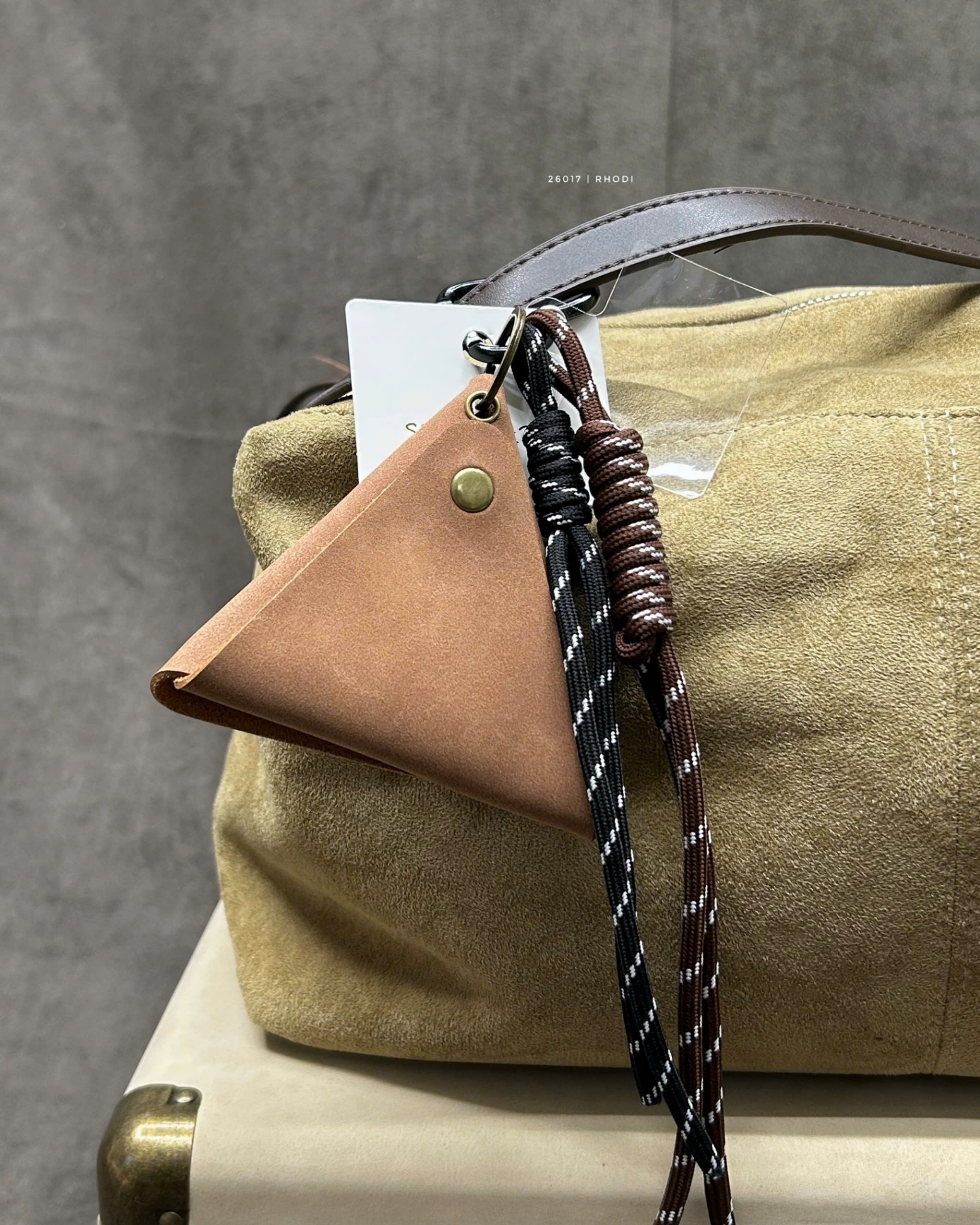 Móc keybag 26017 - túi tam giác nâu