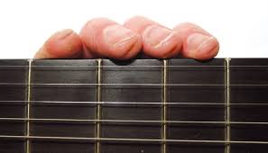 Cách giảm đau tay đơn giản mà hiệu quả cho người mới chơi đàn guitar