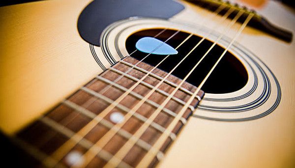 Lý do dây đàn guitar bị đứt và cách hạn chế tình trạng đứt dây đàn