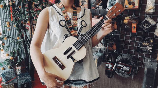 Tư thế chơi đàn Ukulele như thế nào là đúng?