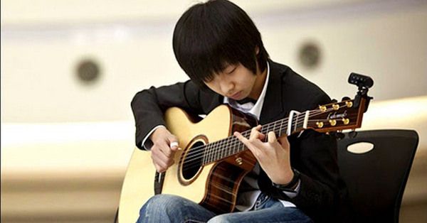 Tự học đàn guitar trên mạng có được không?