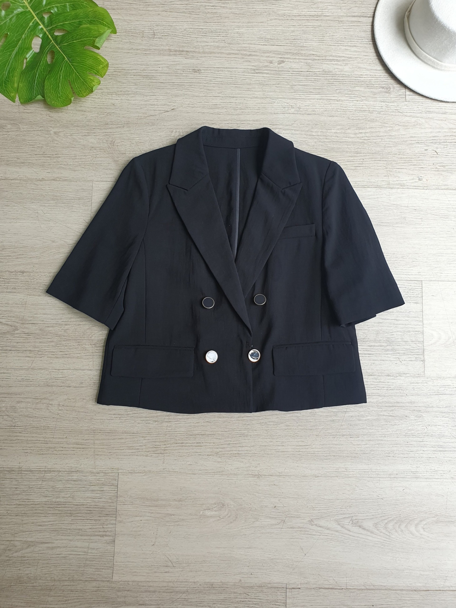 Blazer lửng , tay lửng, cài cúc trước, 1 màu đen