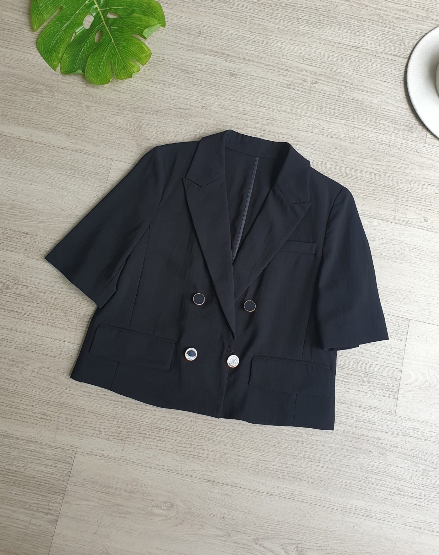 Blazer lửng , tay lửng, cài cúc trước, 1 màu đen