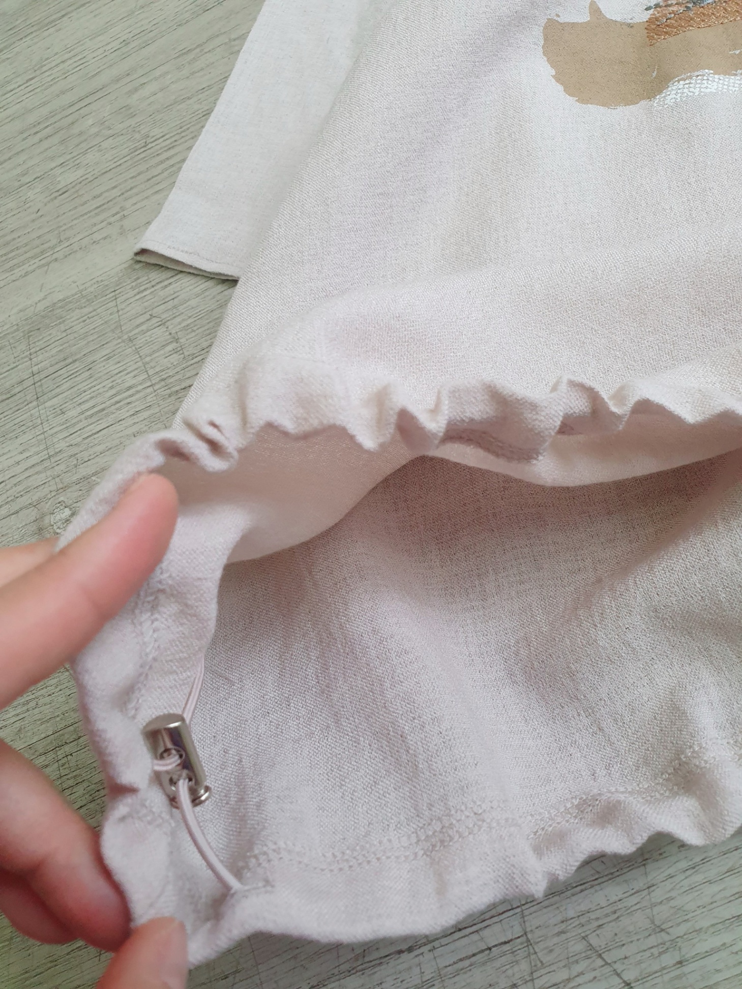 Áo pha linen ngắn tay, cổ tròn, dây rút gấu áo, chữ trước ngực