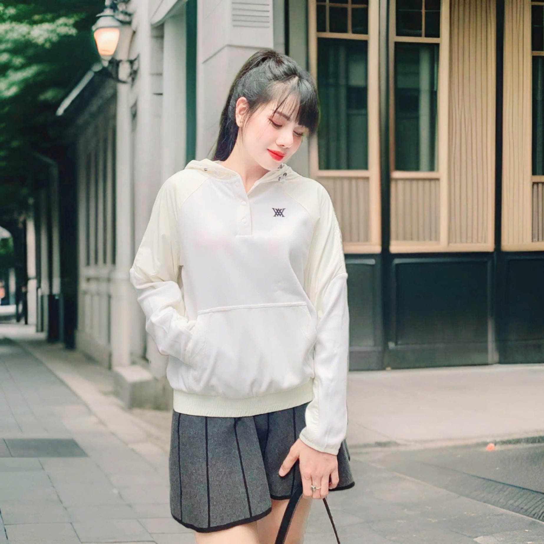 Áo hoodie , 3 cúc bấm cổ, dài tay, bo gấu, logo nhỏ trước ngực, sau lưng chữ to,2 màu