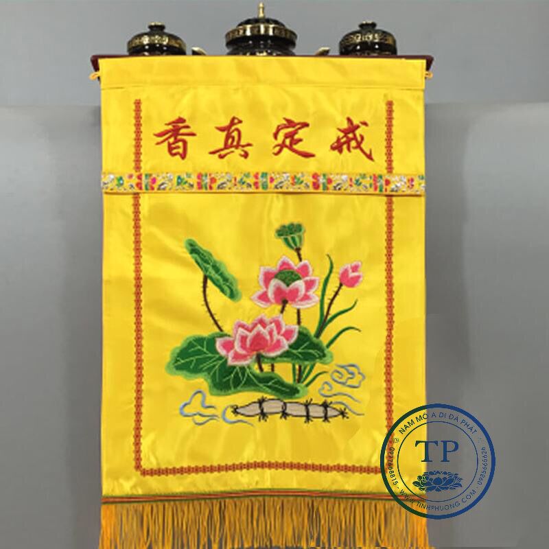 Cờ Giới Định Chân Hương Mầu Vàng Thêu Hoa Sen 36x60cm.