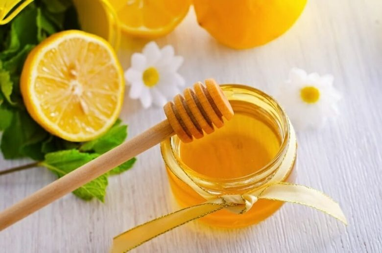 Vitamin C trong mật ong có tính chống oxy hóa, giúp ngăn ngừa sự phát triển của hắc sắc tố melanin, làm giảm tình trạng xỉn màu, nám và tàn nhang