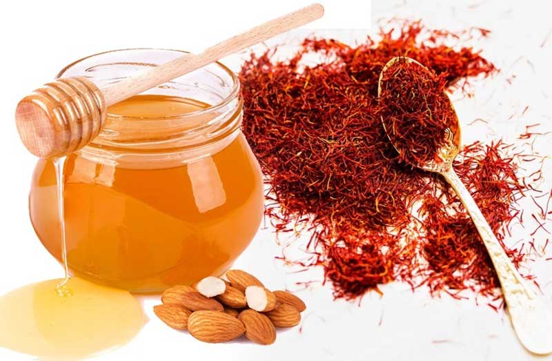 Tự ngâm saffron với mật ong dễ làm