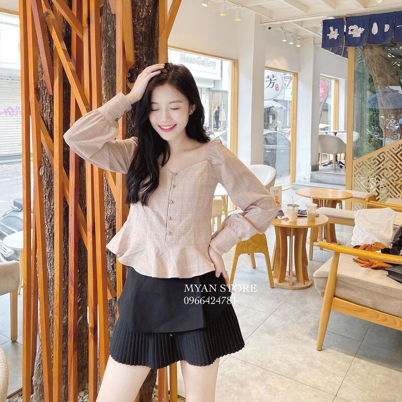 Áo cổ vuông kẻ nâu 5 cúc