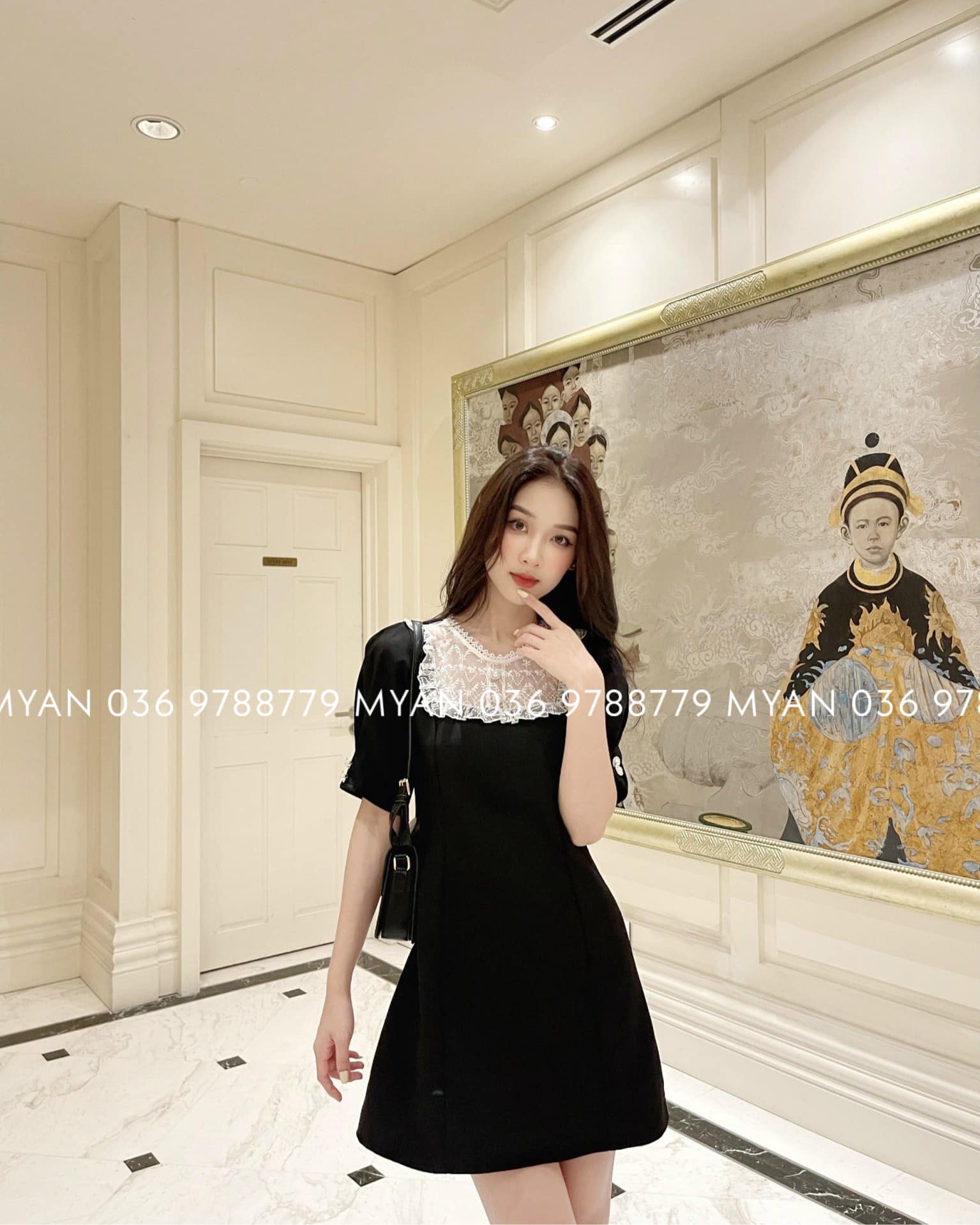 Váy đen phối ren trước ngực