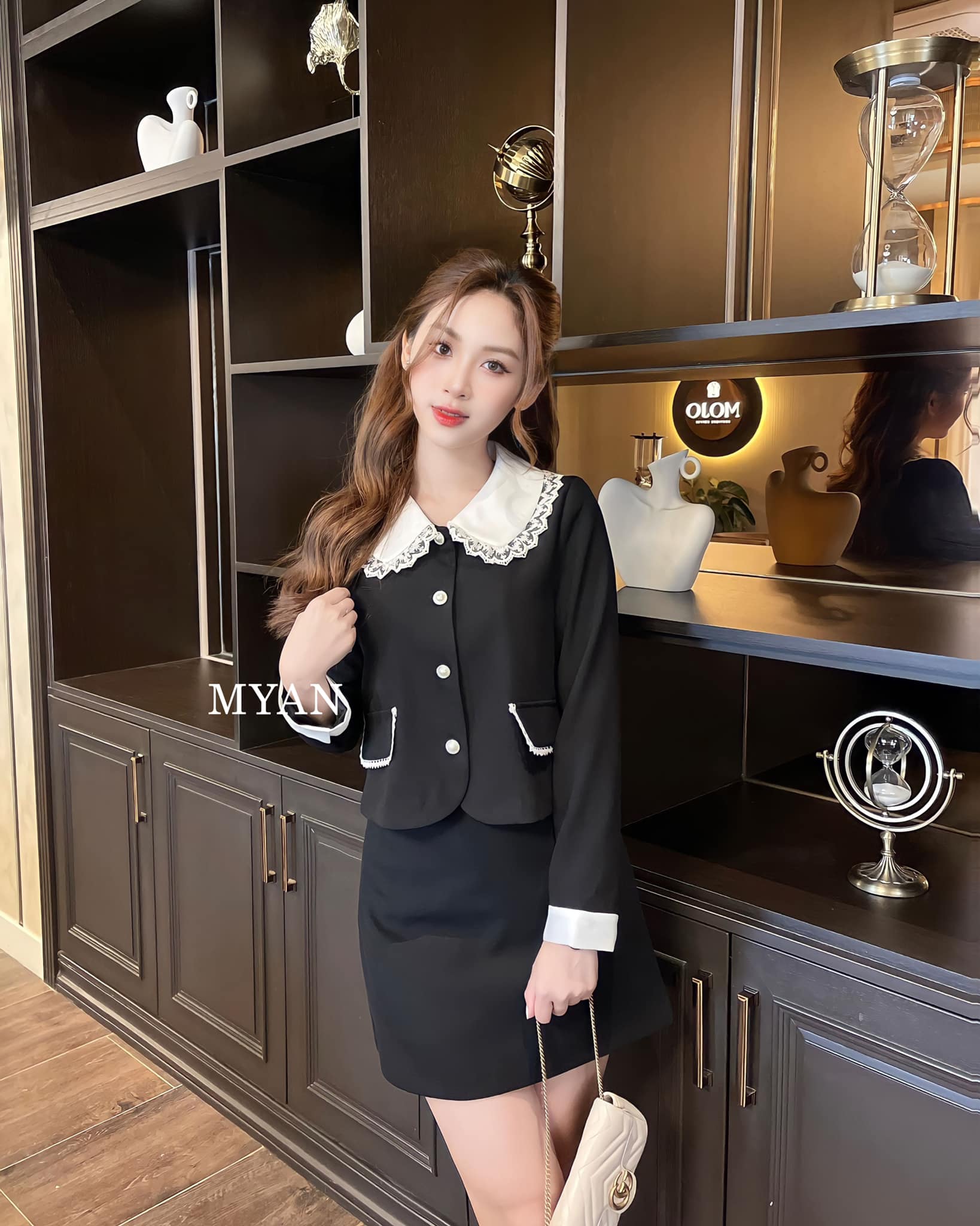 Áo phối cổ kẹp ren cúc ngọc 2 túi trước ( giảm 60.000 khi mua thêm chân váy mã Vvn112209)