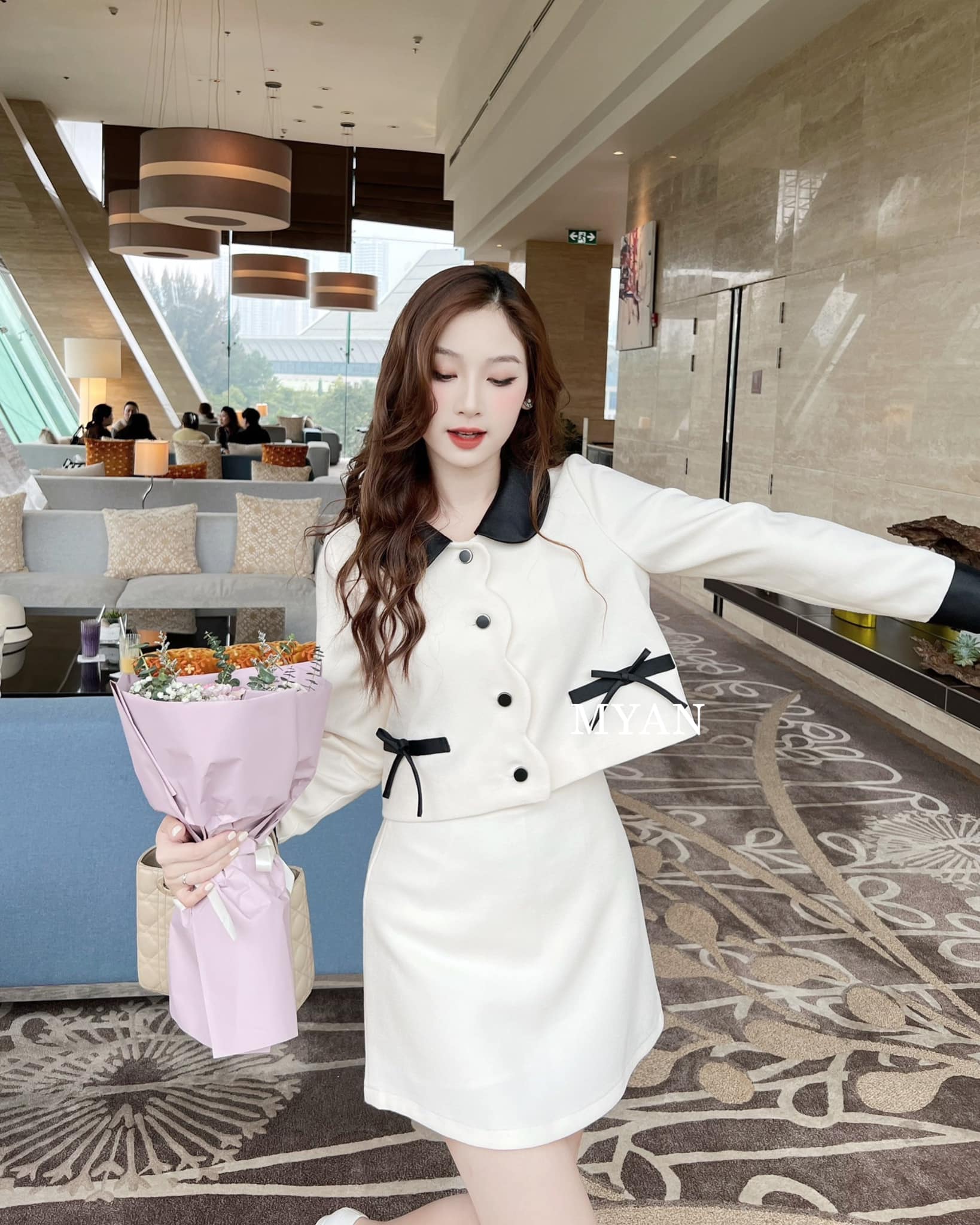 Áo cổ sen phối nơ đen ngang túi