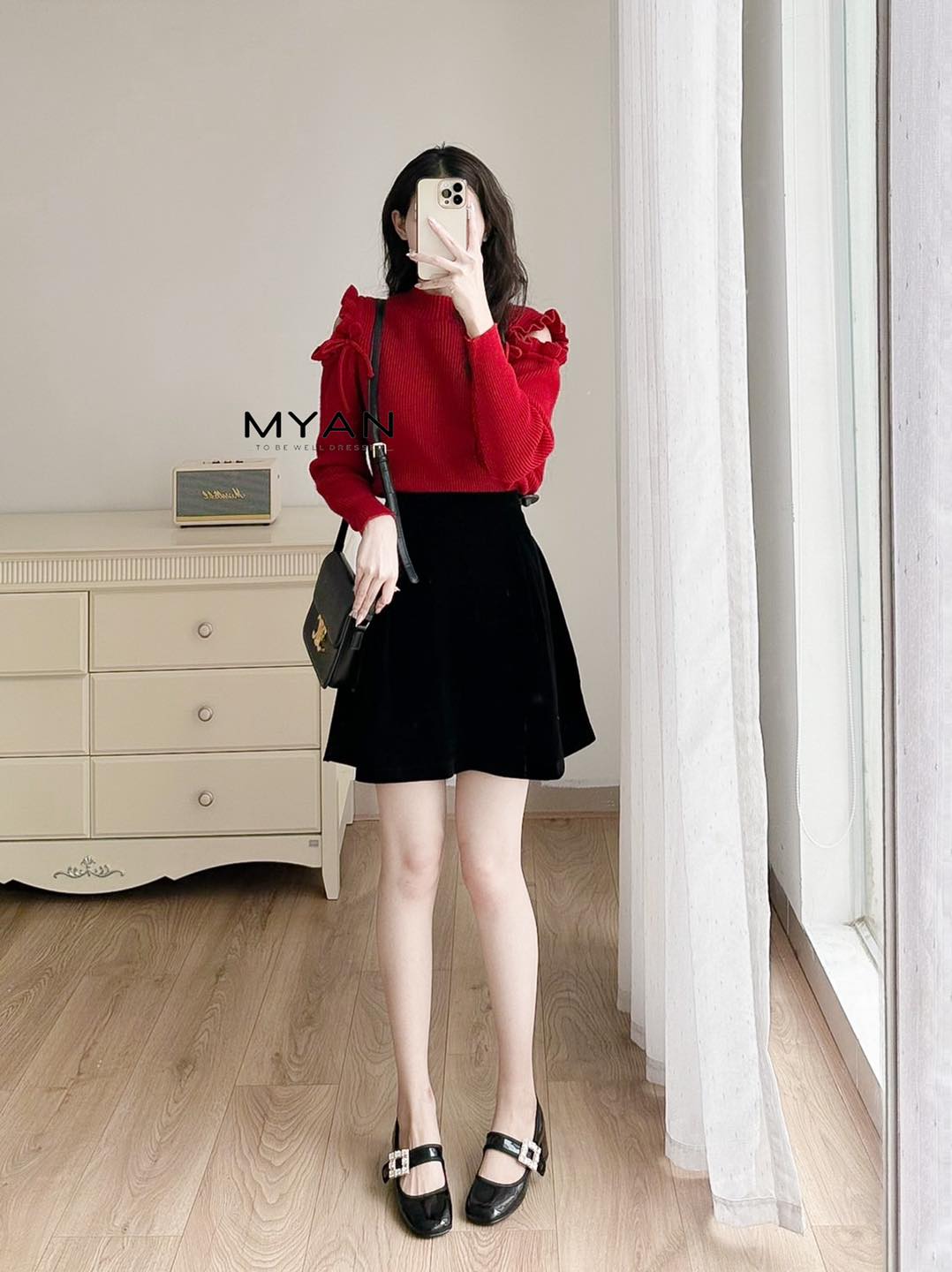 Chân váy nhung xòe dáng ngắn