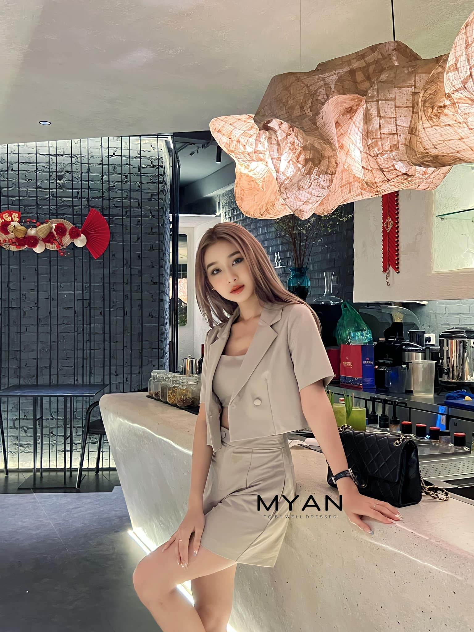 Áo blazer dáng ngắn( giảm 15.000 khi mua thêm quần sooc mã Qvn022302 + áo 2 dây mã Avn022308)
