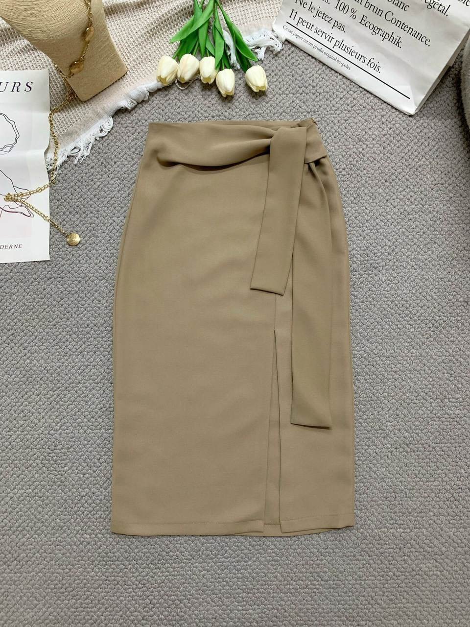 Chân váy xẻ trước buộc nơ lệch