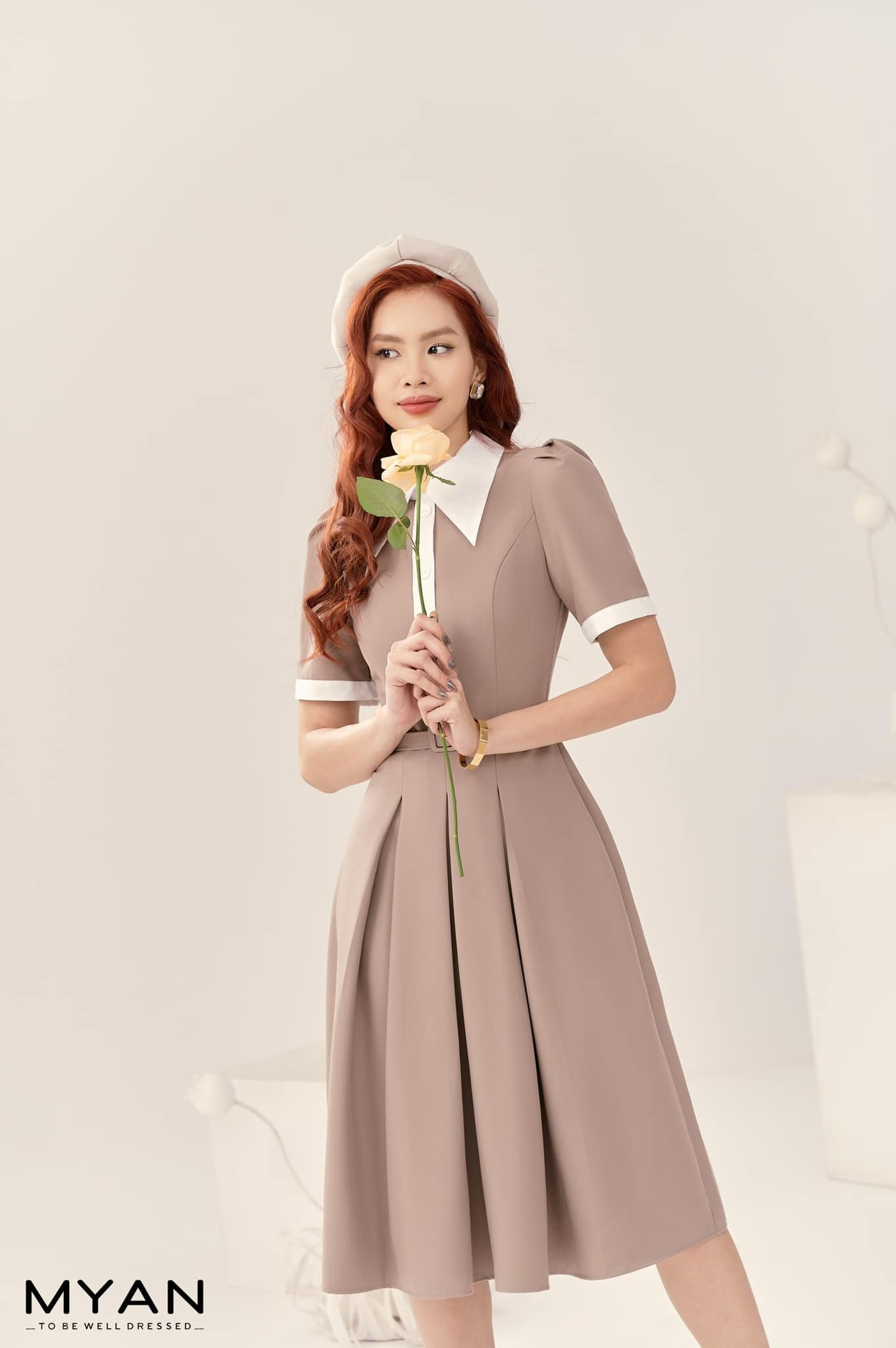 Váy cổ nhọn xếp ly phối viền kèm đai