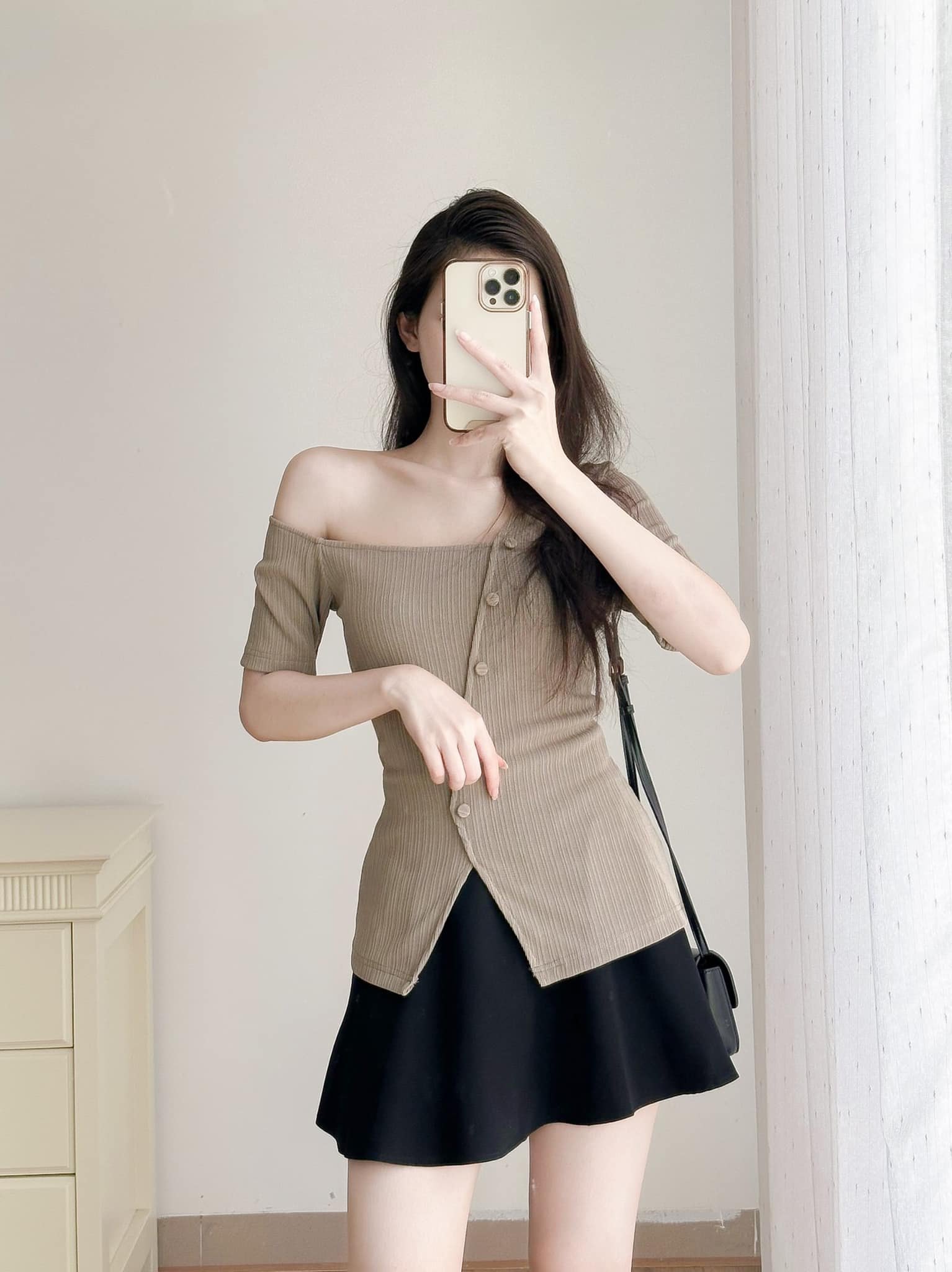 Áo cộc tay trễ vai hàng cúc chéo