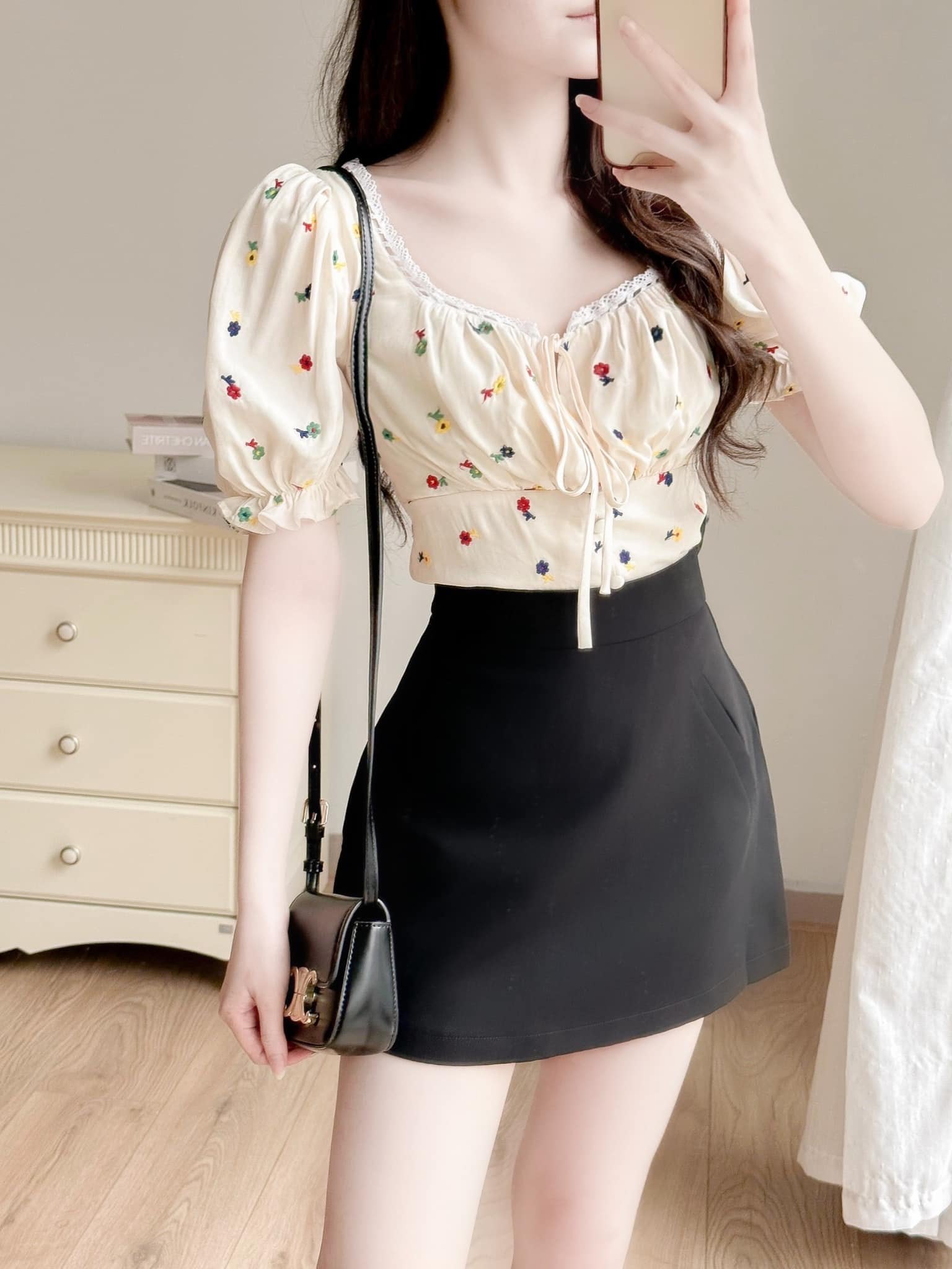 Áo croptop thêu hoa tay bồng