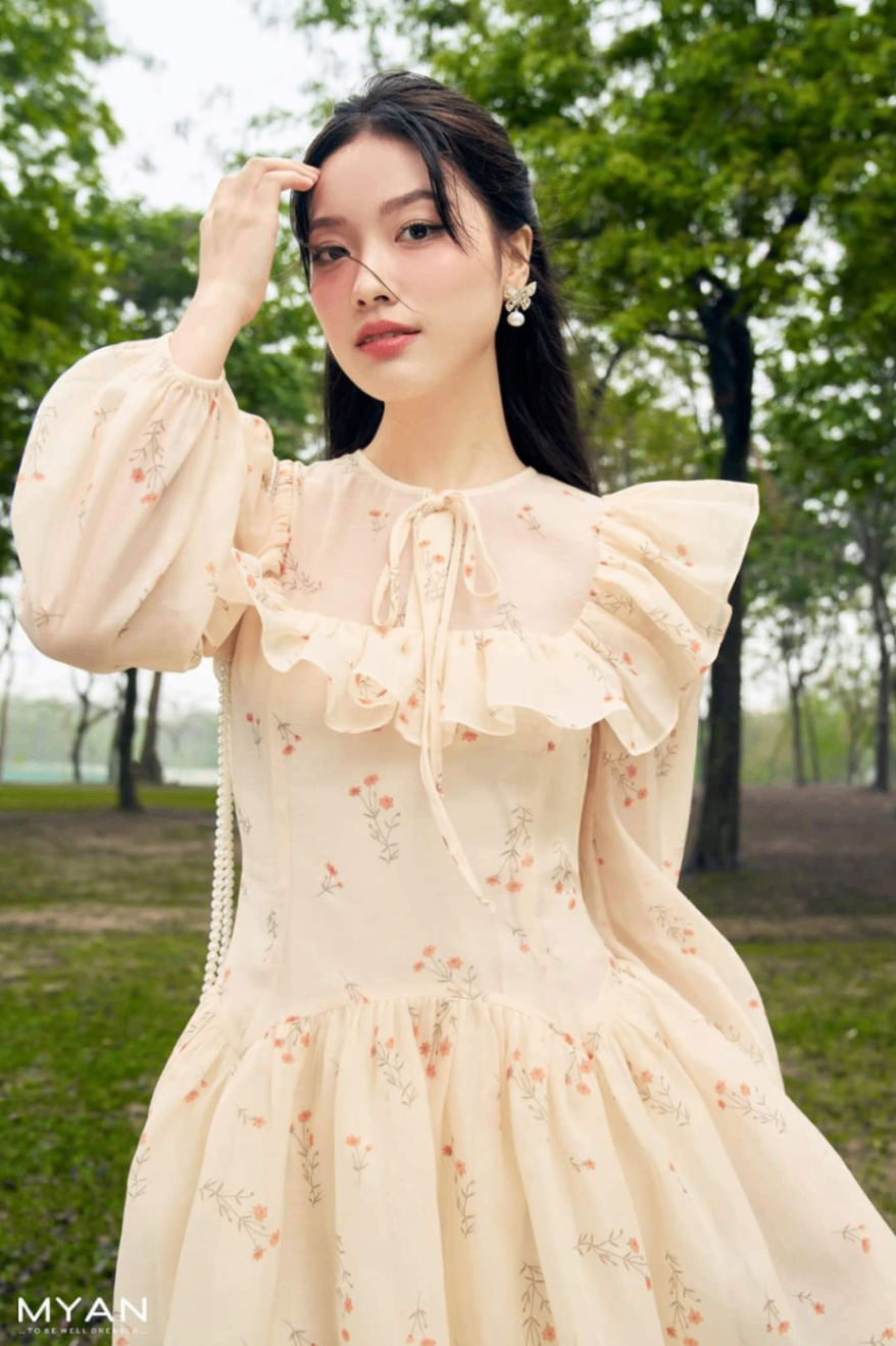 Váy hoa tơ viền bèo nơ cổ