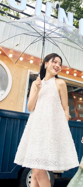 Váy cổ yếm hở lưng