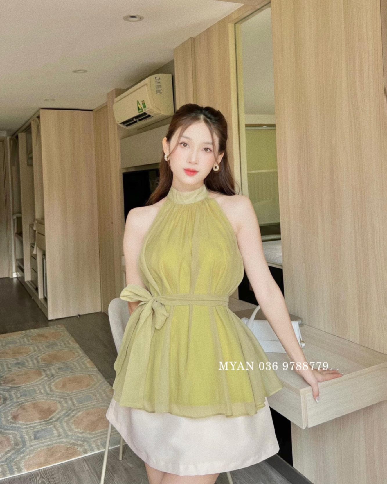 Áo cổ yếm kèm đai