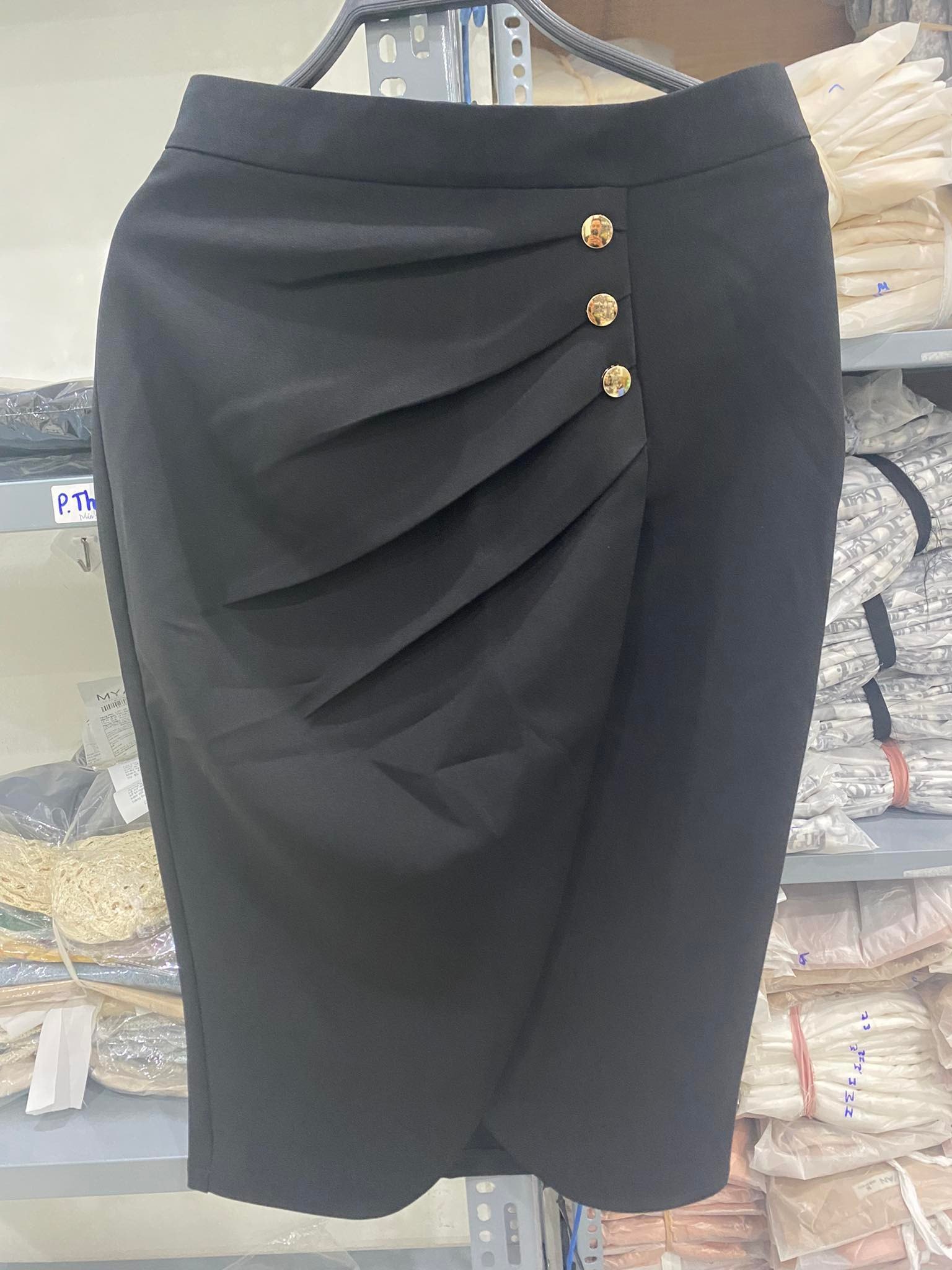 Chân váy xếp ly 3 khuy đồng xẻ trước