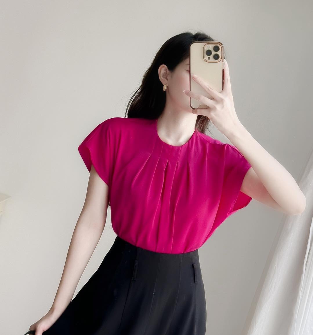 Sơ mi lụa cổ tròn xếp ly ngực, tay cánh dơi