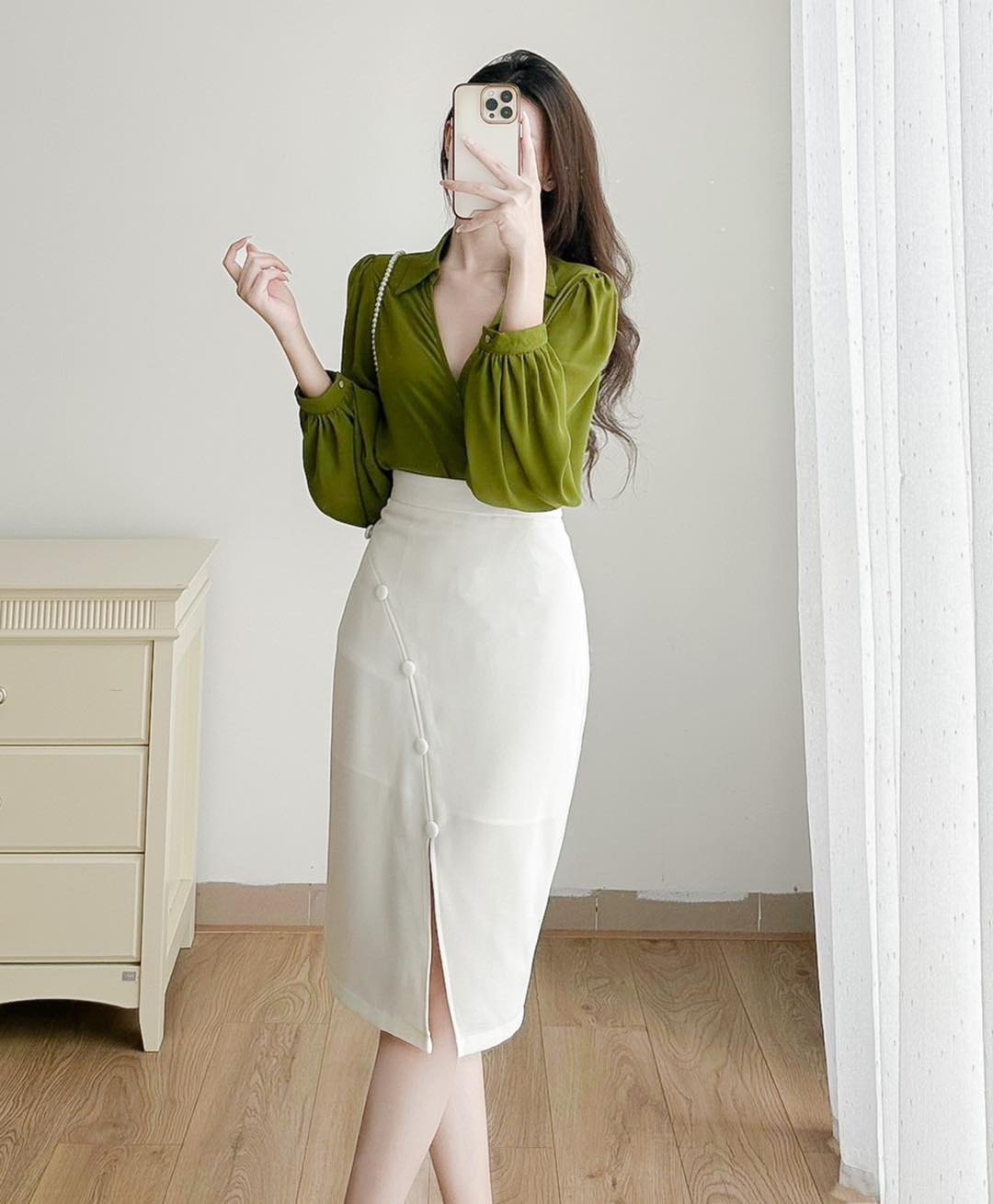 Chân váy bút chì hàng cúc lượn xẻ trước