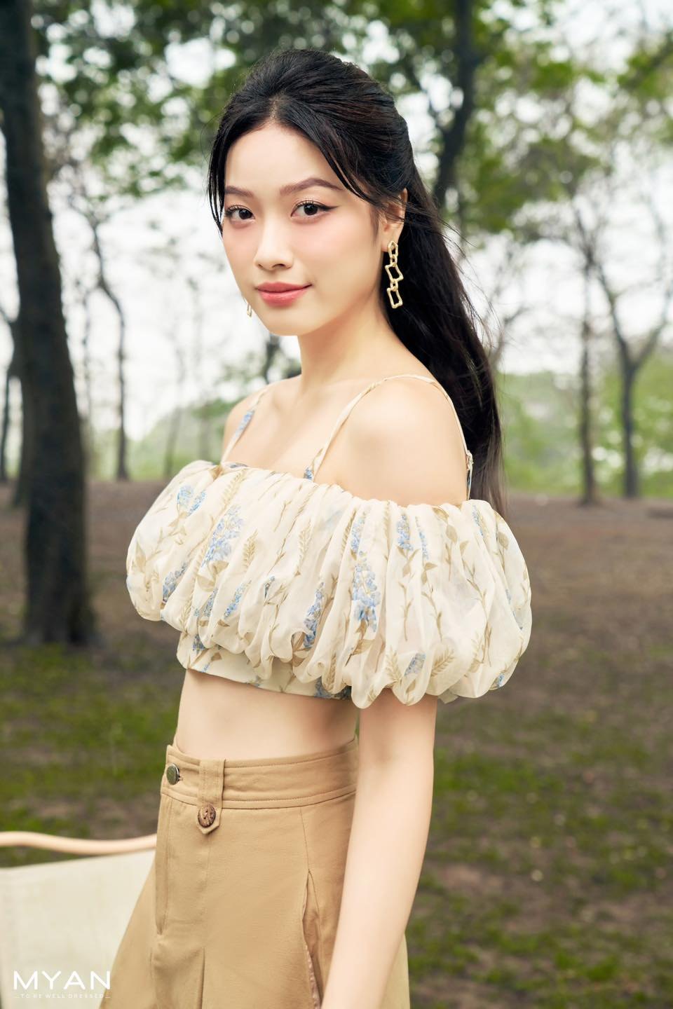 Áo voan hoa croptop 2 dây