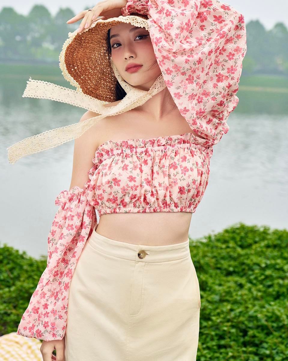 Áo croptop hoa trễ vai dài tay