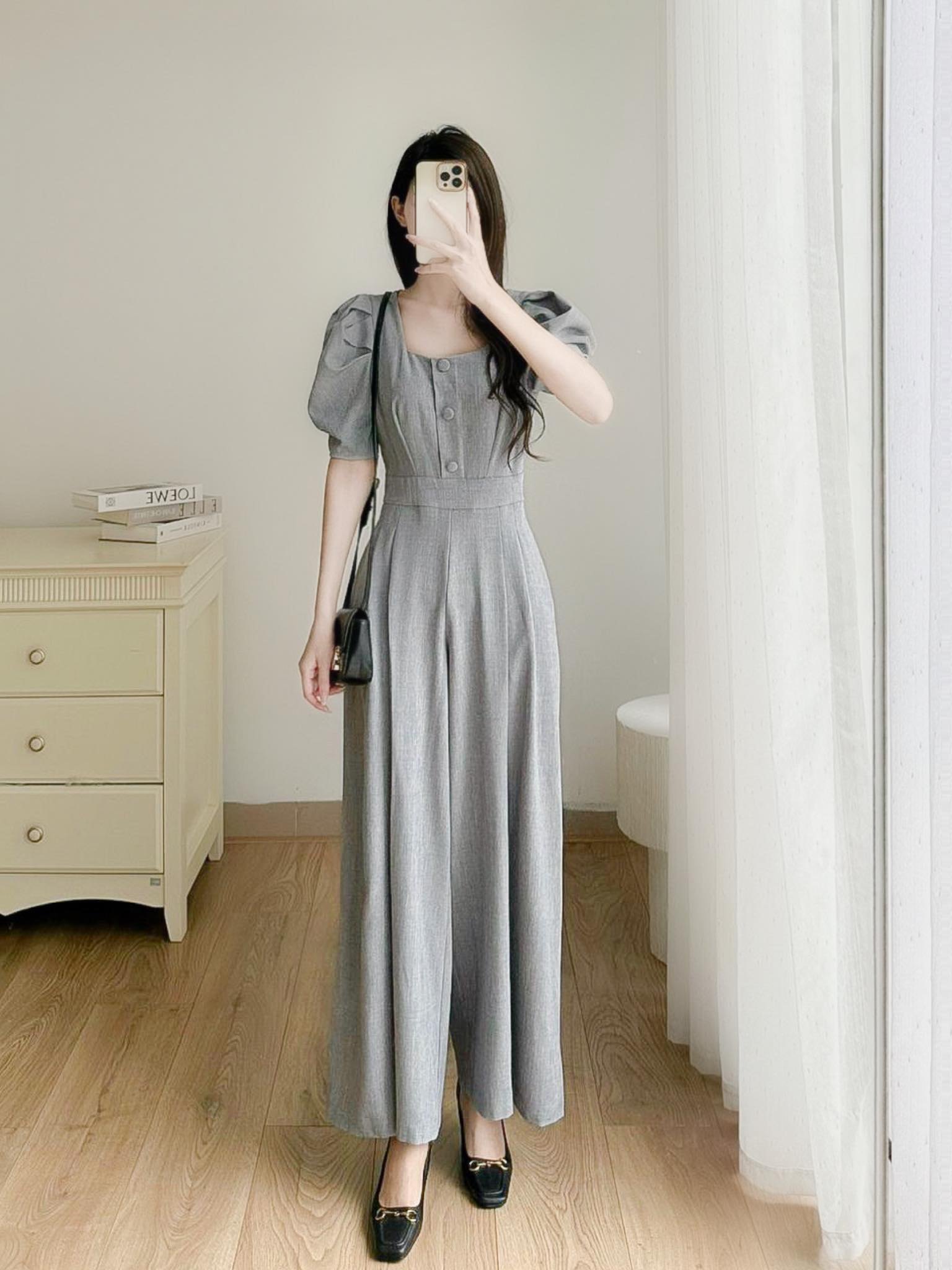 Jumsuit cổ vuông 3 cúc ngực tay bồng