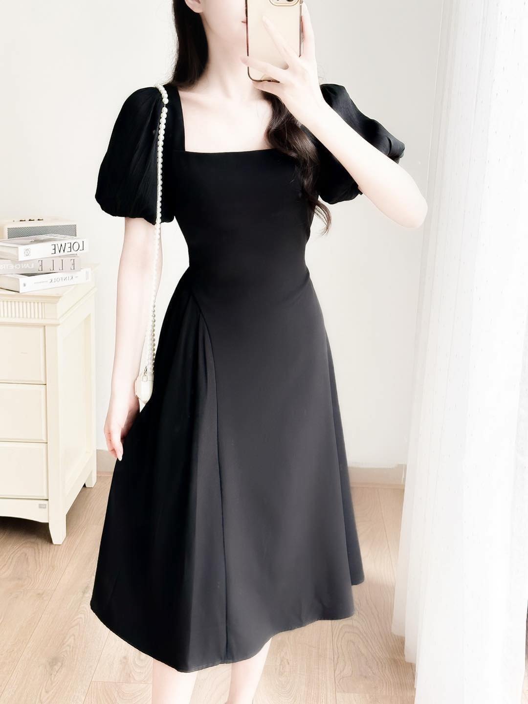 Váy cổ vuông xếp ly sườn