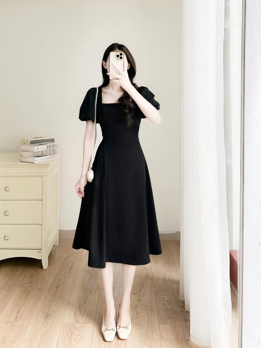 Váy cổ vuông xếp ly sườn
