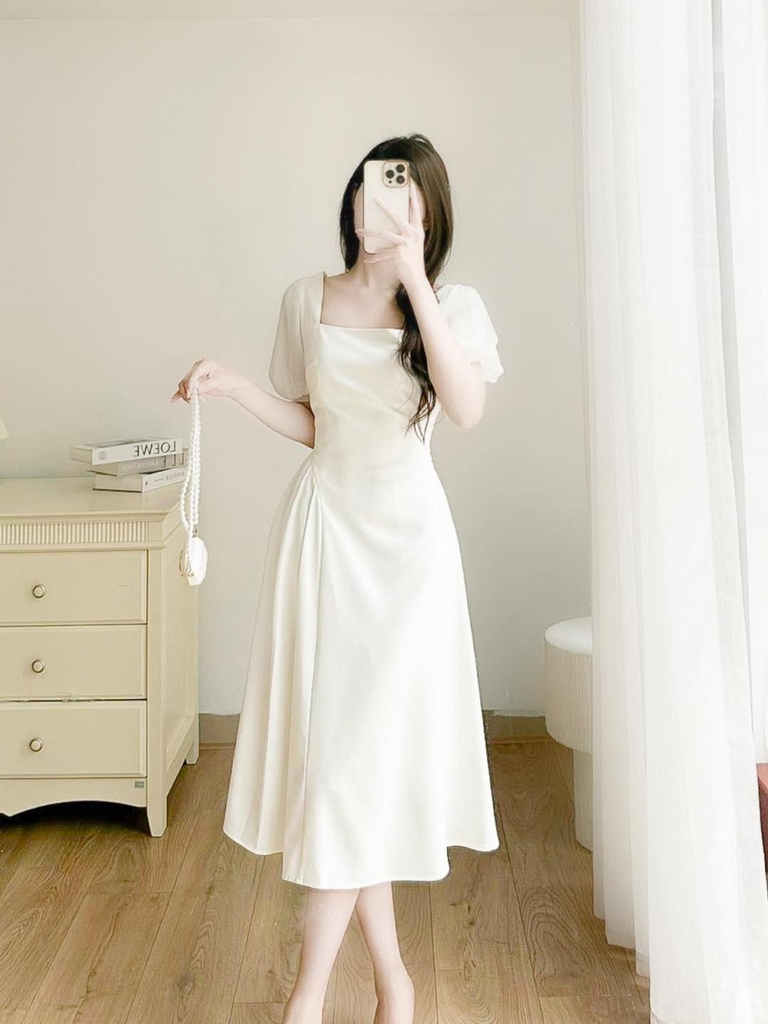 Váy cổ vuông xếp ly sườn