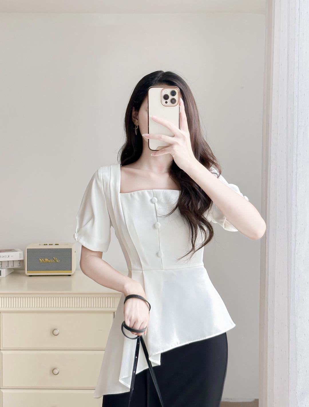 Áo cổ vuông vạt chéo cúc dọc